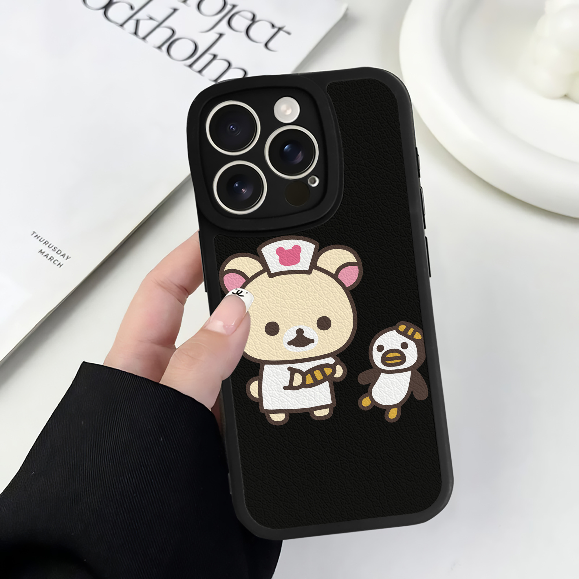（画像用） リラックマ リラックマ キイロイトリ Rilakkuma Korilakkuma Kiiroitori 【iPhone 16シリーズ対応】シリコンスマホケース（レザー調） 材質：シリコン
